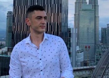 VIDEO/ Drini Zeqo rrëfen historinë e humbjes së babait: U ndamë…