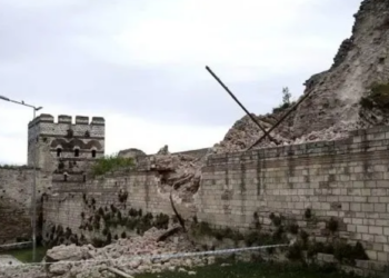 “Njerëzit vijnë për të prekur muret”: Frika nga e kaluara e…