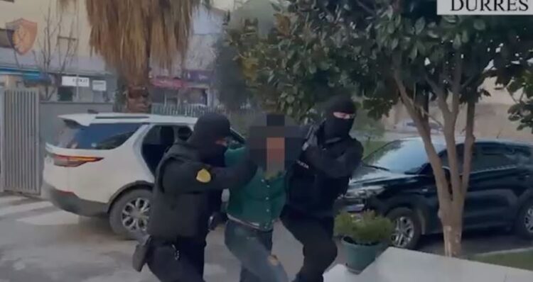 EMRAT/ Shisnin drogë pranë shkollave, tre persona në pranga