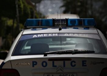 Burri mbulon gruan e tij me lëndë djegëse dhe i vë flakën!