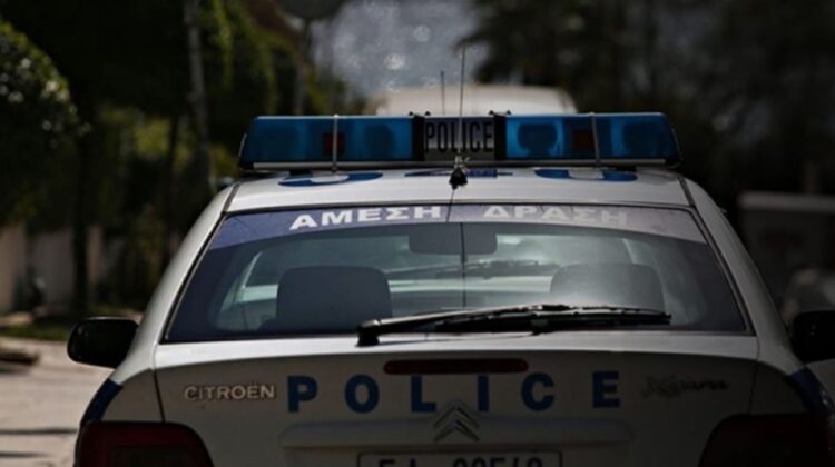 Burri mbulon gruan e tij me lëndë djegëse dhe i vë flakën!