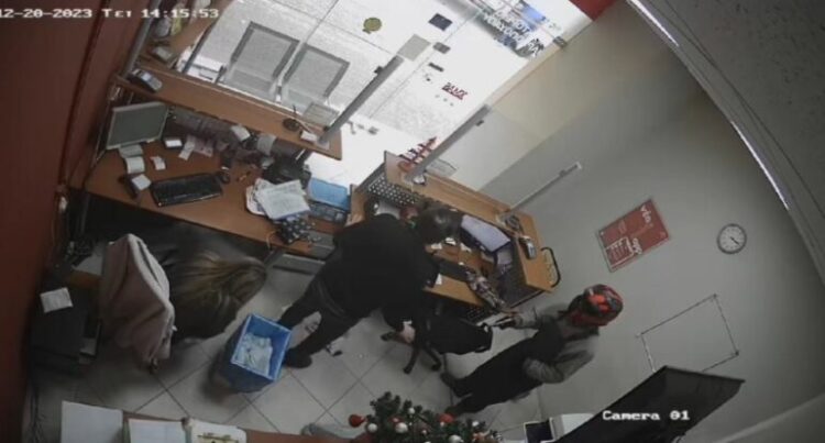 Grabitën zyrën e postës, përfundojnë në pranga dy shqiptarët në Greqi