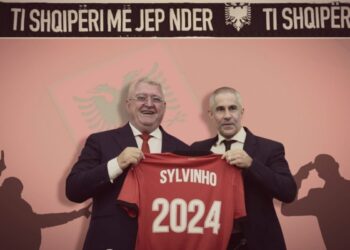 Viti magjik i kombëtares/ Vizioni i Dukës, pasioni i Sylvinhos dhe shpirti kuqezi