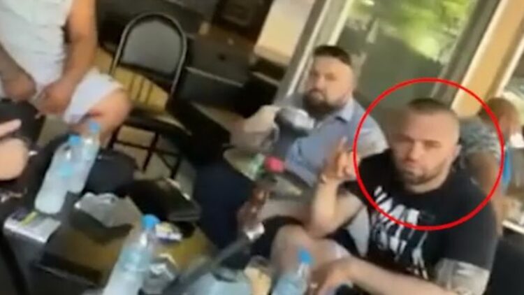 I kërkuar për vrasje, mediat greke publikojnë videon e shqiptarit që shëtit i lirë…/ Detajet