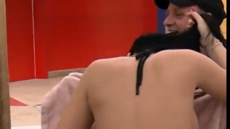 VIDEO/Erjolës i bie peshqiri duke kërcyer me Elvisin: Je i rrezikshëm