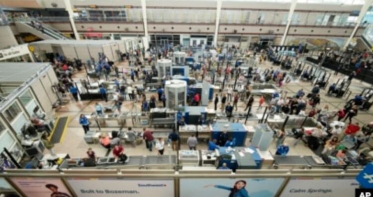 Stuhitë “paralizojnë” 12 shtete në SHBA, anulohen mbi 2000 fluturime