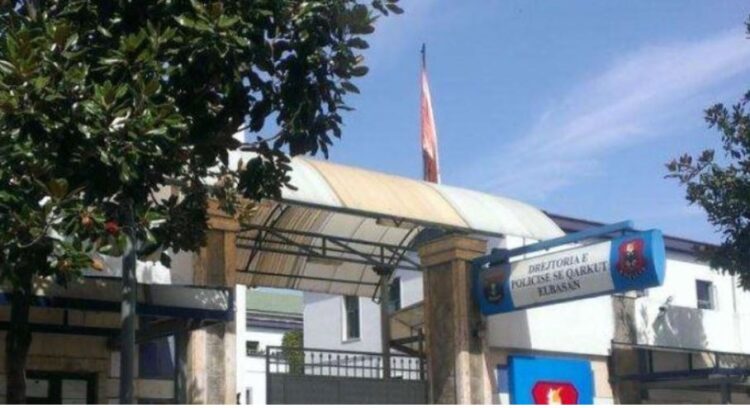 Njëri rrahu gruan, tjetri prindërit arrestohen tre persona në Elbasan