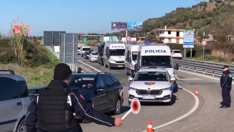 VIDEO/ Blindohet Vlora, Sokol Sinomati shkon në varrimin e të birit