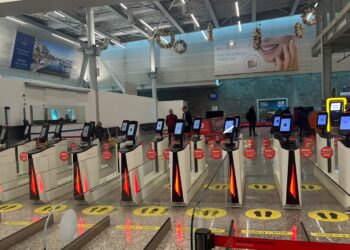 FOTO/ Skanimi biometrik në Rinas jashtë funksionit!