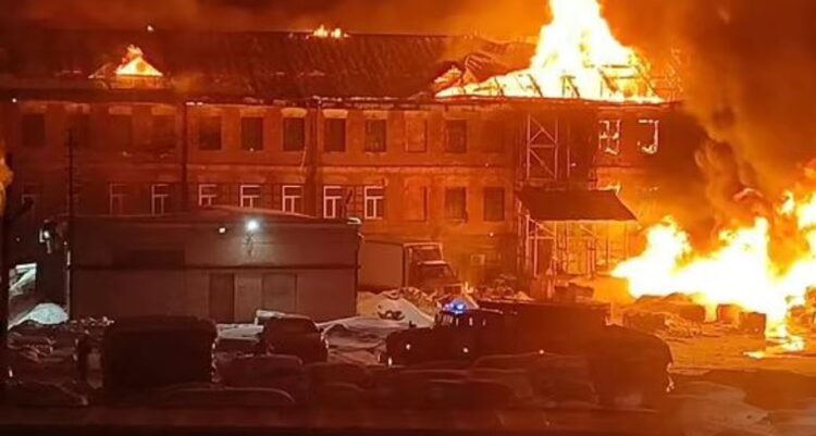 Shkrumbohet nga flakët fabrika e armaturës në Moskë
