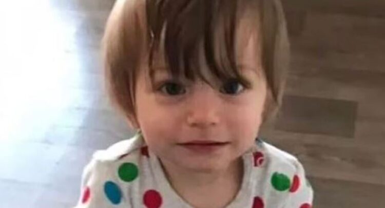 2 vjeçari vdes nga uria pranë babait të vdekur, shërbimet sociale…