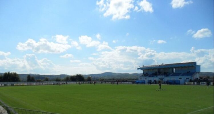 Goditi arbitrin pas ndeshjes “Luzi 2008-Lushnja”, arrestohet punonjësi i fushës