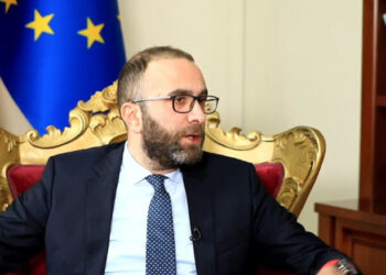 Marrëveshja me Italinë për kampet e refugjatëve, Bardhi: Po shmanget…