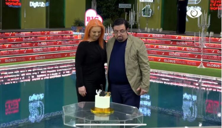 VIDEO/ Gazi feston ditëlindjen e 60-të, surprizohet nga bashkëshortja