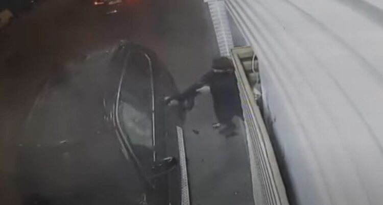 Publikohen pamjet e atentatit ndaj mafiozit grek, autori sigurohet…