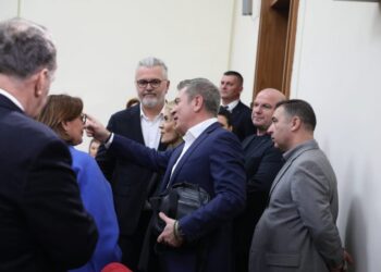 Mazhoranca shmang opozitën për Reformën, kalon online mbledhja