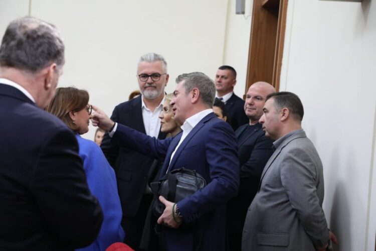 Mazhoranca shmang opozitën për Reformën, kalon online mbledhja