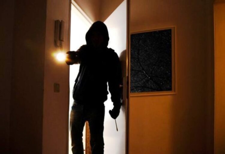 E rëndë/ Nëna mbyll djalin 9 vjeç prej muajsh në një dhomë të errët