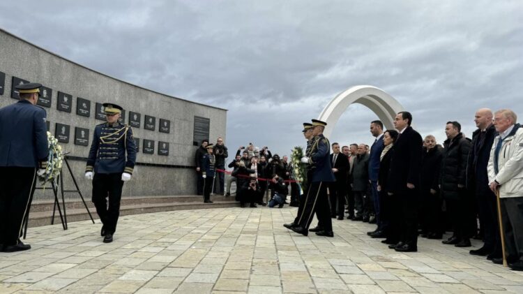 Masakra e Reçakut, liderët e Kosovës bëjnë thirrje për drejtësi