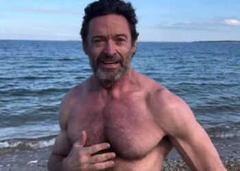Hugh Jackman e priti 2024-ën me zhytje në ujërat e akullta të oqeanit