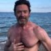 Hugh Jackman e priti 2024-ën me zhytje në ujërat e akullta të oqeanit