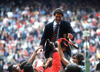 Kapelo nxit Milanin: Nderoni fanellën