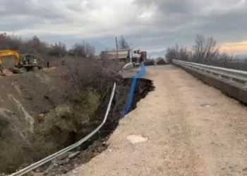 Shembet ura në fshatin Neneshat, bllokon lëvizjen e automjeteve!