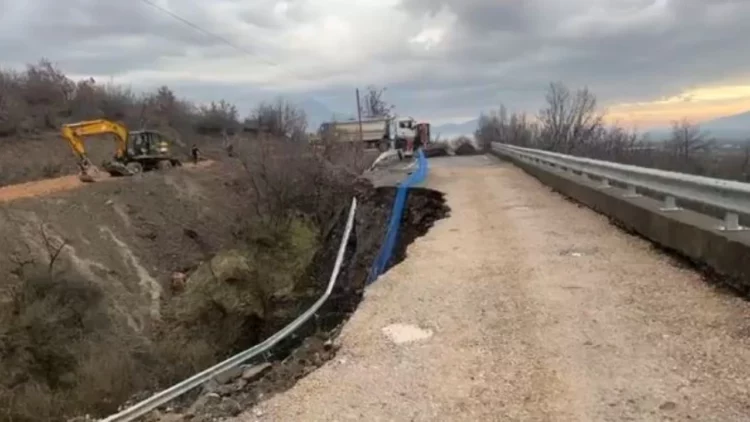 Shembet ura në fshatin Neneshat, bllokon lëvizjen e automjeteve!