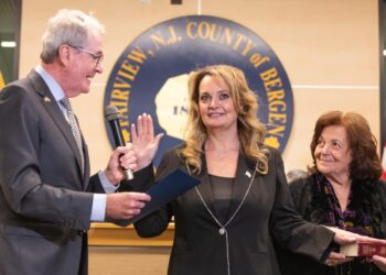 Historike/ Një grua shqiptare betohet si kryetare bashkie në SHBA