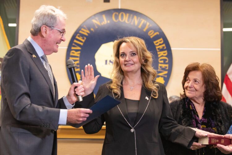 Historike/ Një grua shqiptare betohet si kryetare bashkie në SHBA