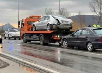 Përplasen dy automjete, plagosen 2 gra