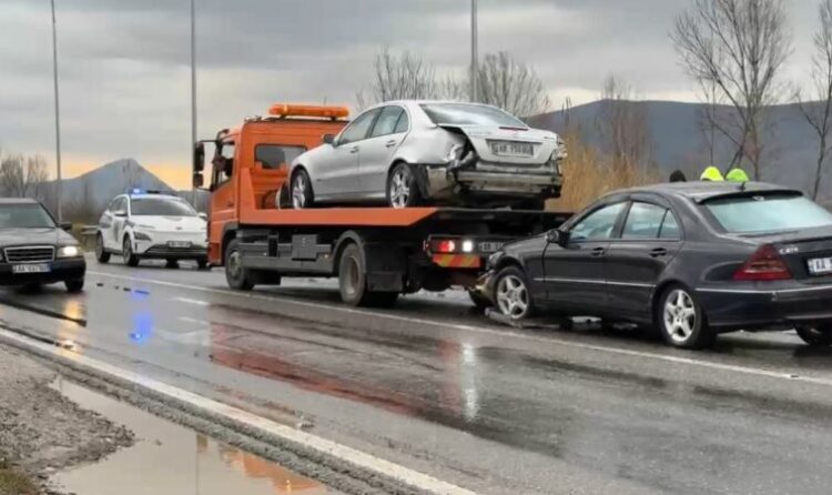 Përplasen dy automjete, plagosen 2 gra