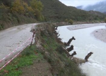 Makina bie në lumin Fan, përfundojnë në spital babë e bir