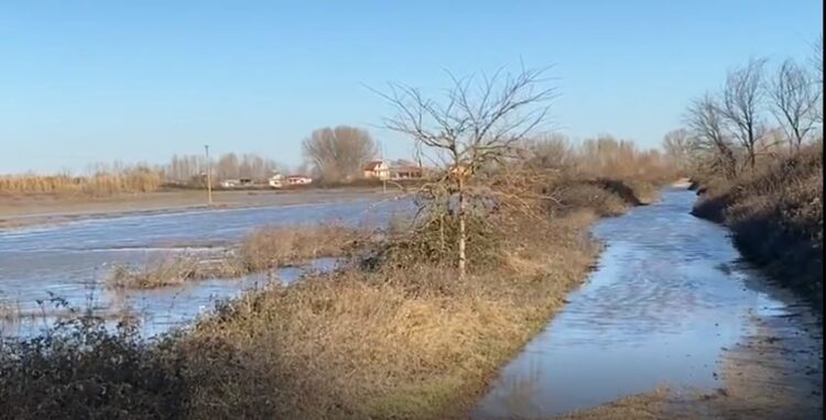 Lumi Ishëm doli nga shtrati, qindra hektarë tokë bujqësore nën ujë
