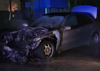 Makina në ecje përfshihet nga flakët, dyshimet e para