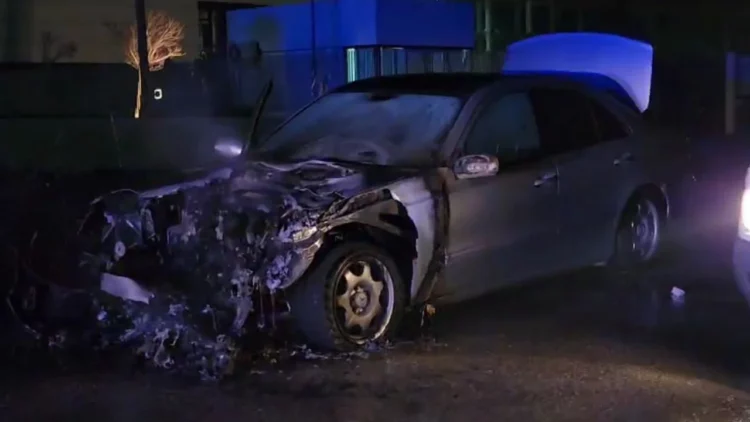 Makina në ecje përfshihet nga flakët, dyshimet e para