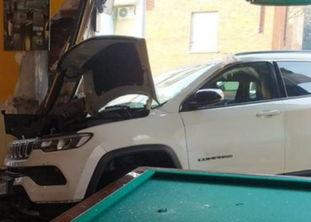 VIDEO/ Makina përfundon brenda në kafene, 7 persona të lënduar