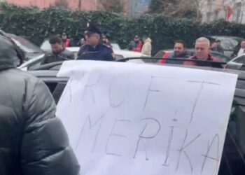 Makina me pankartën “rroftë Amerika” kalon para SPAK, reagojnë përkrahësit e  Berishës
