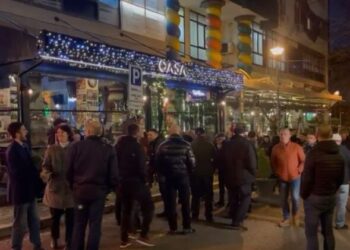 Mbështetës të Berishës mblidhen sërish poshtë banesës së tij