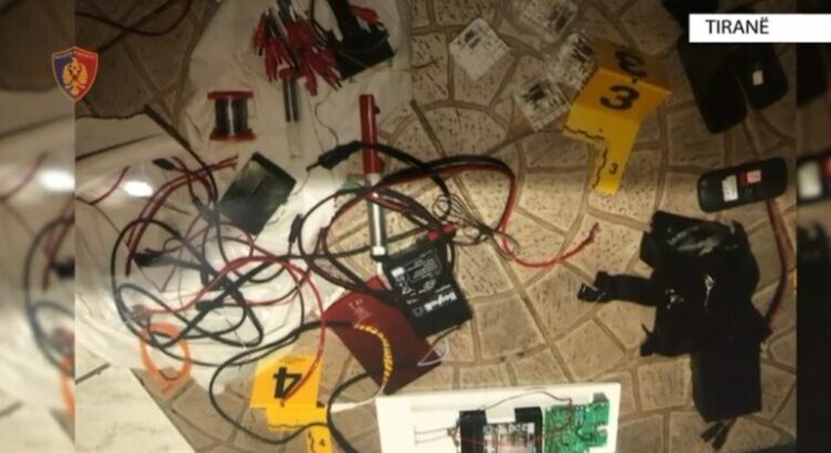 Kapen 2 mina me telekomandë, pranga 20-vjeçarit dhe në kërkim i vëllai