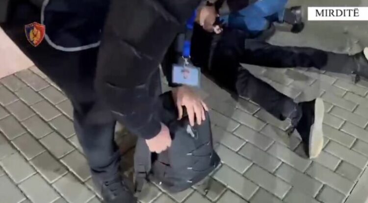 Parandalohet ngjarja e rëndë, kapet një 28-vjeçar me dy mina në çantë