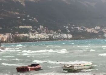 Moti i keq, ndalohet lundrimi i mjeteve të vogla në Vlorë