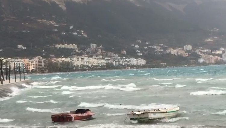 Moti i keq, ndalohet lundrimi i mjeteve të vogla në Vlorë