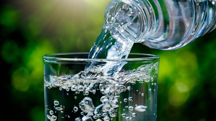 A është uji i gazuar i mirë për shëndetin tuaj?