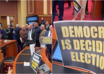 “Vrasës të pluralizmit”, opozita mbush kuvendin me pankarta