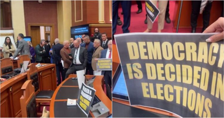 “Vrasës të pluralizmit”, opozita mbush kuvendin me pankarta