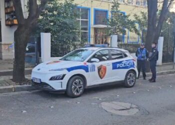 FOTO/ Berisha në SPAK, policia dhe avokatët në pritje poshtë banesës