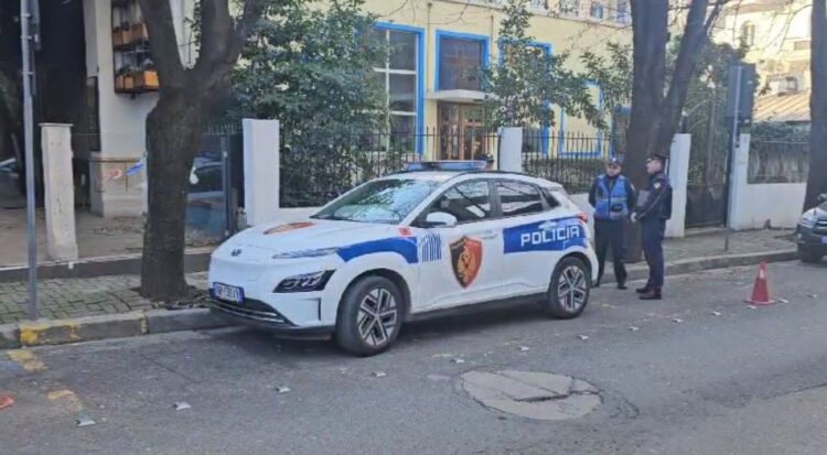 FOTO/ Berisha në SPAK, policia dhe avokatët në pritje poshtë banesës