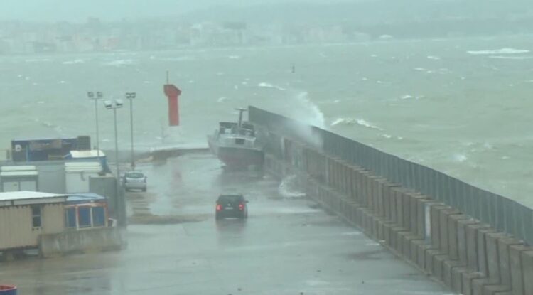 Moti i keq, ja çfarë ndodh me tragetet që nisen nga brigjet shqiptare