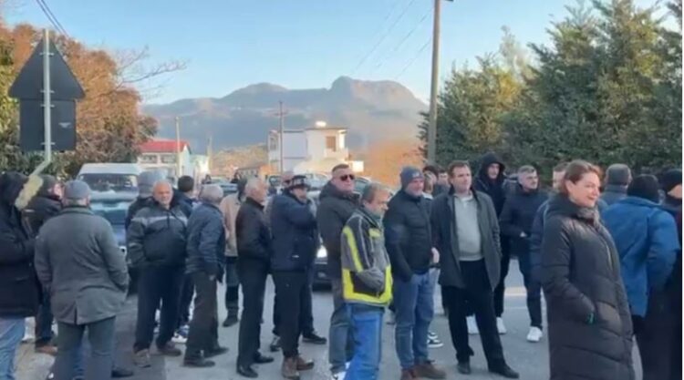 “Gurorja po na ndot ujin”, banorët e Postribës bllokojnë rrugën
